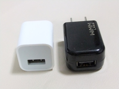 iPhoneのACアダプターと比較すると,小さいことが確認できる iPhoneのACアダプターと比較すると,小さいことが確認できる