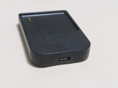 専用の充電スタンド。これも小型 専用の充電スタンド。これも小型