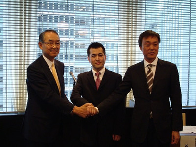 (左から)FRI代表取締役の竹中恭二氏(ロボットビジネス推進協議会 会長),ZMP代表取締役社長の谷口恒氏,パソナテック代表取締役社長の森本宏一氏 (左から)FRI代表取締役の竹中恭二氏(ロボットビジネス推進協議会 会長),ZMP代表取締役社長の谷口恒氏,パソナテック代表取締役社長の森本宏一氏
