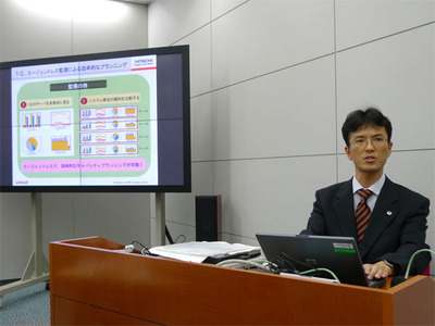 同じく発表会において，新バージョンの強化ポイントを解説する同社JP1マーケティング部 主任技師 更田洋吾氏