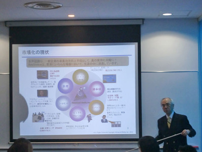 鈴木氏のプレゼンテーションに続き，同社の営業成績，市場の現状とそれに対する同社のアプローチについて説明を行った代表取締役社長 長谷川一行氏。「今後の音声認識技術は，PCだけではなくモバイルへの取り組みが鍵となる」と語った。