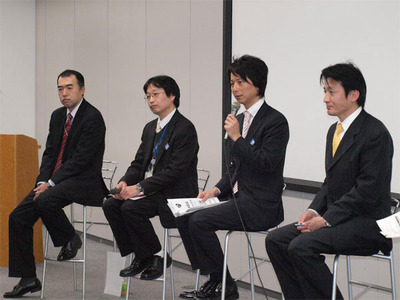 左から日立システムアンドサービス 市村氏，久保田氏，真島氏，武田氏