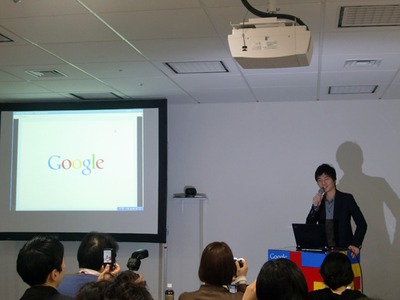 Google Buzzについて説明する，プロダクトマネージャーの倉岡寛氏