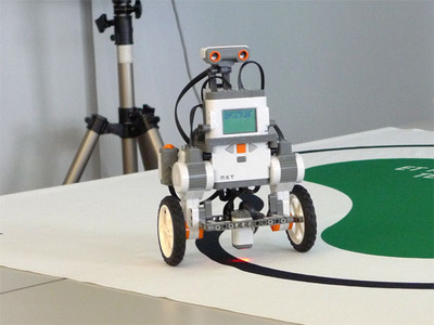 ETロボコン2010で採用されるLEGO Mindstorms NXT走行体。新たに障害物などを配置したコース設定となるため2009年使用の走行体より車輪部分が大型化し，強化されている。