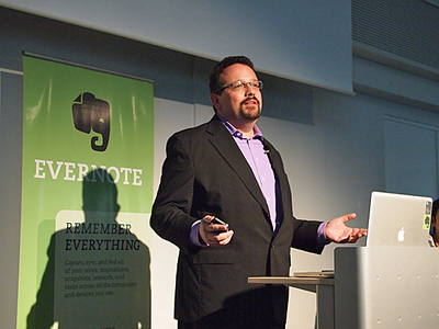 冒頭で挨拶を述べるEvernote CEO,Phil Libin氏。「日本に戻ってくることができて嬉しいです。そして,3月に起きた東日本大震災の被災者の皆様に,心よりお見舞い申し上げます」と,日本に対しての思いを伝えた。 冒頭で挨拶を述べるEvernote CEO,Phil Libin氏。「日本に戻ってくることができて嬉しいです。そして,3月に起きた東日本大震災の被災者の皆様に,心よりお見舞い申し上げます」と,日本に対しての思いを伝えた。
