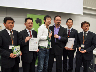 Phil氏(右から3番目)とパートナー各社関係者による記念撮影 Phil氏(右から3番目)とパートナー各社関係者による記念撮影