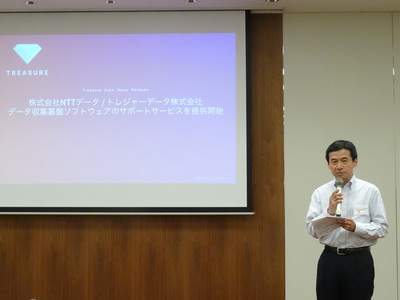 発表会冒頭の挨拶に立つトレジャーデータ(株)代表取締役社長の三橋秀行氏。Fluentd,Embulkが今やビッグデータ処理基盤の標準となり,北米のユーザからのサポートの要望が多く上がったので会社として対応することになったと説明 発表会冒頭の挨拶に立つトレジャーデータ(株)代表取締役社長の三橋秀行氏。Fluentd,Embulkが今やビッグデータ処理基盤の標準となり,北米のユーザからのサポートの要望が多く上がったので会社として対応することになったと説明
