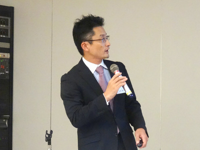続いて説明を行ったトレジャーデータ(株)マーケティングディレクターの堀内健后氏。FluentdやEmbulkのロゴも本格的なサポート開始にともない変わる(変わった)とのこと 続いて説明を行ったトレジャーデータ(株)マーケティングディレクターの堀内健后氏。FluentdやEmbulkのロゴも本格的なサポート開始にともない変わる(変わった)とのこと