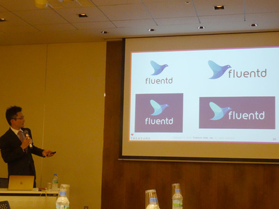 続いて説明を行ったトレジャーデータ(株)マーケティングディレクターの堀内健后氏。FluentdやEmbulkのロゴも本格的なサポート開始にともない変わる(変わった)とのこと 続いて説明を行ったトレジャーデータ(株)マーケティングディレクターの堀内健后氏。FluentdやEmbulkのロゴも本格的なサポート開始にともない変わる(変わった)とのこと
