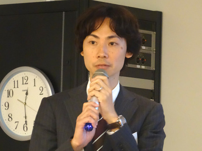(株)NTTデータ システム技術本部 方式技術部 課長 下垣徹氏。今回のサービスの概要について説明を行った。同社の顧客は金融や製造業が多いが,ビッグデータ基盤の導入は少しずつ進んでおり,流れの速いWeb系の技術を顧客にうまく導入してもらう手助けを行っていきたいとのこと (株)NTTデータ システム技術本部 方式技術部 課長 下垣徹氏。今回のサービスの概要について説明を行った。同社の顧客は金融や製造業が多いが,ビッグデータ基盤の導入は少しずつ進んでおり,流れの速いWeb系の技術を顧客にうまく導入してもらう手助けを行っていきたいとのこと