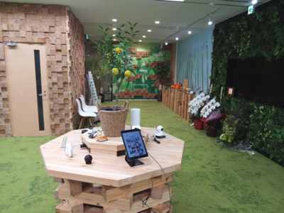IoT Future Lab.(オープンスペース)。開設時点で100を超えるIoT機器の展示が行われている。また,各所で設置されているインテリアは,熊本県の小国杉を使った特注品である IoT Future Lab.(オープンスペース)。開設時点で100を超えるIoT機器の展示が行われている。また,各所で設置されているインテリアは,熊本県の小国杉を使った特注品である