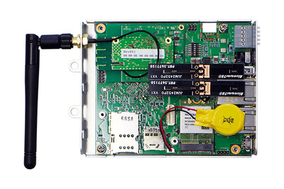 OpenBlocks IoT VX2の内部。この写真ではオプションのLoRaWANモジュール(左上アンテナと接続された基板)がセットされている OpenBlocks IoT VX2の内部。この写真ではオプションのLoRaWANモジュール(左上アンテナと接続された基板)がセットされている