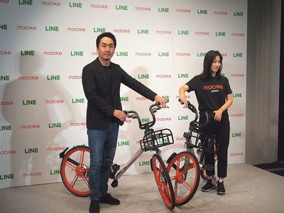 資本業務提携を締結したLINE株式会社代表取締役社長出澤剛氏(左)とモバイク・ジャパン株式会社創業者Hu WeiWei氏(右) 資本業務提携を締結したLINE株式会社代表取締役社長出澤剛氏(左)とモバイク・ジャパン株式会社創業者Hu WeiWei氏(右)