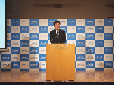 GMOあおぞらネット銀行株式会社代表取締役 金子岳人氏は「銀行決済分野でNo.1のシェアを目指し,まず,100万口座開設,収益100億円の達成を目標に,早期の黒字化を実現したい」と力強く述べた GMOあおぞらネット銀行株式会社代表取締役 金子岳人氏は「銀行決済分野でNo.1のシェアを目指し,まず,100万口座開設,収益100億円の達成を目標に,早期の黒字化を実現したい」と力強く述べた