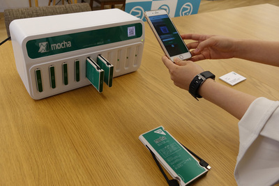 モバイルバッテリーシェアリング「mocha」のデモ モバイルバッテリーシェアリング「mocha」のデモ