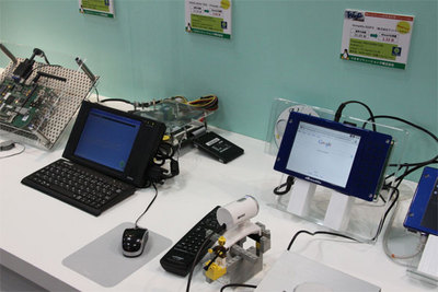 写真奥のAtomボードは3.68秒（BIOS起動後），右手前のARMボードでは1.33秒でアプリケーションまで起動させることができる