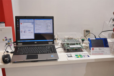 こちらは離れたPCからネットワーク経由で組込みLinuxを使ったボードを高速起動させるデモ。プリンタをプリントキューを送ったときだけ電源OFFから高速起動させるといった活用法で,省電力化につなげることができる。 こちらは離れたPCからネットワーク経由で組込みLinuxを使ったボードを高速起動させるデモ。プリンタをプリントキューを送ったときだけ電源OFFから高速起動させるといった活用法で,省電力化につなげることができる。