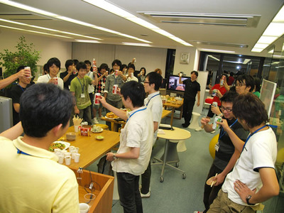 写真4 インターン参加者の歓迎会,みなさん集合です。乾杯! 写真4 インターン参加者の歓迎会,みなさん集合です。乾杯!
