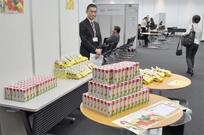 上記のほか「オープンセッション」と呼ばれるブースでのセッションも行われました。このブースの入り口では飲み物なども配られています。 上記のほか「オープンセッション」と呼ばれるブースでのセッションも行われました。このブースの入り口では飲み物なども配られています。