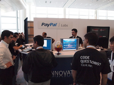 PayPal Labsのブース。PayPal X上のコーディングサンプルなど，開発者にはたまらない内容ばかり