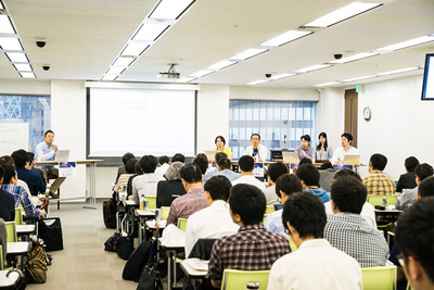 たくさんの聴講者が,熱心に聞き入っていた たくさんの聴講者が,熱心に聞き入っていた