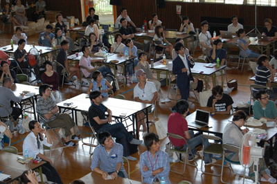 荒井先生が担当した授業。体育館の中を所狭しと動き回りながらの，WebSig1日学校ならではの授業風景