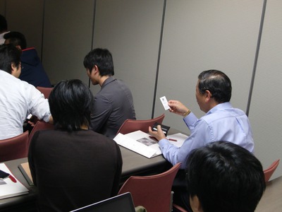 名刺交換をする参加者 名刺交換をする参加者