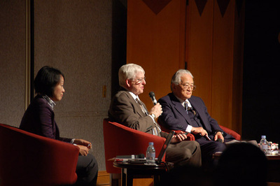 招待講演に続いて,菅野氏と基調講演を行ったCapers Jones氏によるクロストークセッションが開かれた。モデレータはNECの誉田直美氏 クロストークセッション