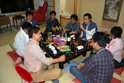 深夜の分科会の様子(つまみのうまい棒は余り気味でした) 深夜の分科会の様子(つまみのうまい棒は余り気味でした)