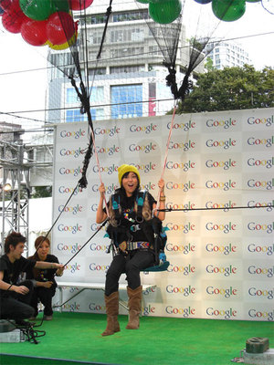 「渋谷で空を飛ぶ。」を体感した渋谷飛鳥さん。今回は披露イベントのためヘルメットを装着していないが,実際の参加者は要ヘルメット装着となる。 「渋谷で空を飛ぶ。」を体感した渋谷飛鳥さん。今回は披露イベントのためヘルメットを装着していないが,実際の参加者は要ヘルメット装着となる。