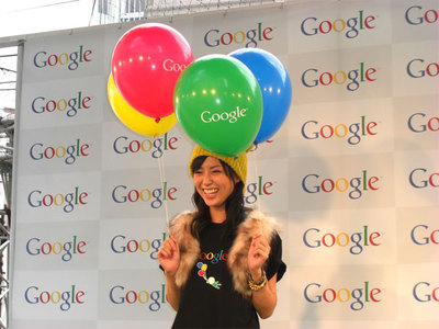 今回のイベントに用意された4色のGoogleロゴ入り風船を手にポーズを取る渋谷飛鳥さん。記者から感想を聞かれ,「本当に楽しかったです!」とうれしそうにコメントしていた。 今回のイベントに用意された4色のGoogleロゴ入り風船を手にポーズを取る渋谷飛鳥さん。記者から感想を聞かれ,「本当に楽しかったです!」とうれしそうにコメントしていた。