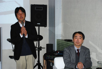 キングジム開発本部 電子文具開発部長 亀田豊信氏（右），広報部リーダー 田辺賢一氏（左）