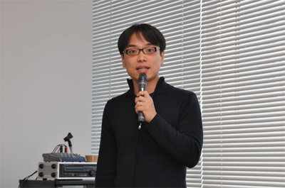 発表中の川崎氏。ATNDの他にも，日程調整ソフト「調整さん」や，その場でアンケート集計を行いPC画面に是具メント表示する「パパメーター」など，楽しそうなソフトを紹介してくれました。
