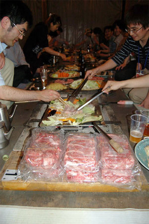 夕食は炭火で本格バーベキュー(見よ,この大量の高級差し入れ肉を!) 夕食は炭火で本格バーベキュー(見よ,この大量の高級差し入れ肉を!)