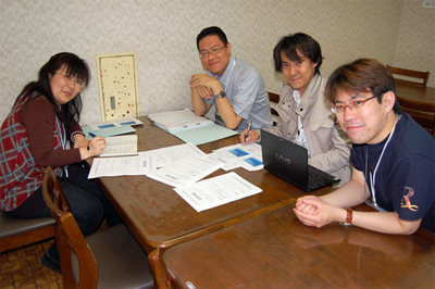 審査員と実行委員長(池田氏)による審査風景 審査員と実行委員長(池田氏)による審査風景