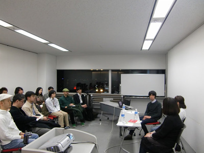 写真1　約20名というこぢんまりとした中，イベントが催されました。