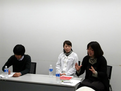 写真2　左からモデレーターの上ノ郷谷氏，スピーカーのやまもといずみ氏，ふじかわまゆこ氏。
