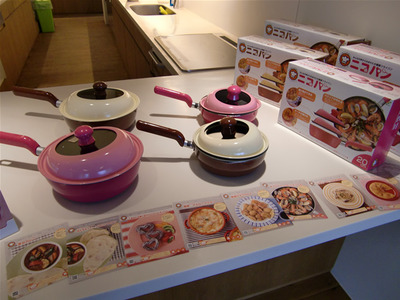 料理スタートにあたり，先日クックパッドより発売されたオリジナルフライパン「ニコパン」が紹介されました。これは，クックパッドユーザからの声をもとに創られた，ユーザ主導型フライパンです。