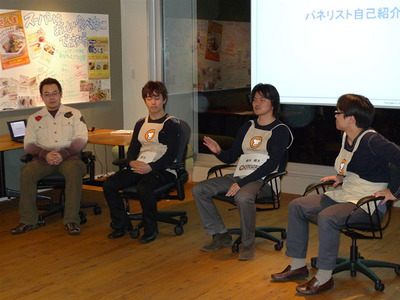 フリーディスカッションの様子。右から川崎氏(リクルート メディアテクノロジーラボ),橋本氏(クックパッド),一条氏(Yahoo! JAPAN),馮(技術評論社)。 フリーディスカッションの様子。右から川崎氏(リクルート メディアテクノロジーラボ),橋本氏(クックパッド),一条氏(Yahoo! JAPAN),馮(技術評論社)。