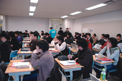図4 須藤 功平氏のセッションで満員の教室(仙台Ruby会議01) 図4 須藤 功平氏のセッションで満員の教室(仙台Ruby会議01)