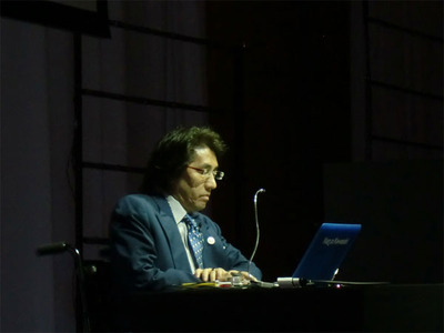 川崎氏は大学の講義さながらに，デザインとユーザエクスペリエンス，それに関連したコンピュータの未来について語った。