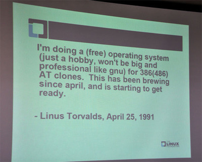 Linus氏が1991年に当時のminixニュースグループに出した「伝説のメッセージ」-Linuxカーネルの開発を明かした文面を引用しつつ説明。 Linus氏が1991年に当時のminixニュースグループに出した「伝説のメッセージ」-Linuxカーネルの開発を明かした文面を引用しつつ説明。