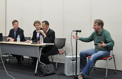 会見には基調講演でLinus氏と登壇予定のLinux Foundation Jim Zemlin氏,同テクニカル・アドバイザリー・ボードのチェアマンであるJames Bottomley氏も同席。 会見には基調講演でLinus氏と登壇予定のLinux FoundationのJim Zemlin氏,同テクニカル・アドバイザリー・ボードのチェアマンであるJames Bottomley氏も同席。
