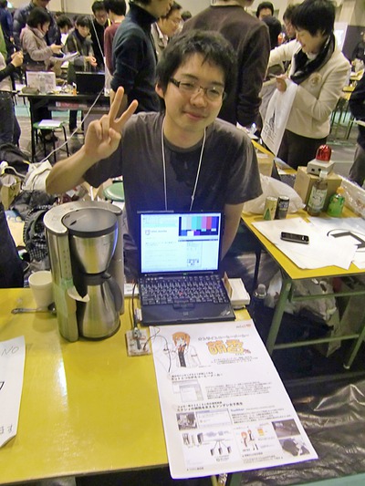 ふだんはミクシィ社内に設置されている萌香たんが，公の場に登場。開発者の井上氏とともに。