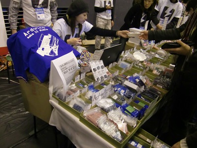 会場では，未来の「もの」を生み出すためのさまざまな部品の販売も行われていた。最近のフィジカルコンピューティングの主流となっているArduinoに人気が集まっていた。