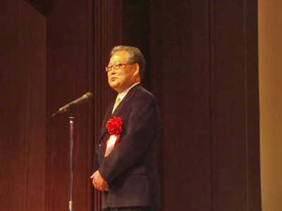 開催にあたり挨拶を述べる，グーグル株式会社名誉会長 村上憲郎氏。