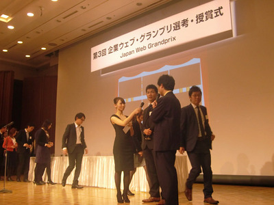 投票権のある参加者が壇上に上がり，その場で投票を行った。