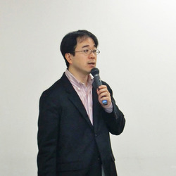 図2 オープンソースカンファレンス実行委員会 宮原徹氏。OSCについて「名実ともに全国すべての地域におけるネットワークを整備できた」と述べた。 図2 オープンソースカンファレンス実行委員会 宮原徹氏。OSCについて「名実ともに全国すべての地域におけるネットワークを整備できた」と述べた。