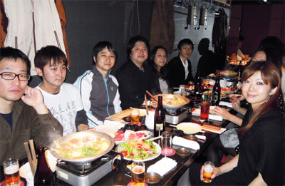 新宿の某居酒屋で和気あいあいと行われた表彰式。20人以上が参加し大盛況となった 新宿の某居酒屋で和気あいあいと行われた表彰式。20人以上が参加し大盛況となった