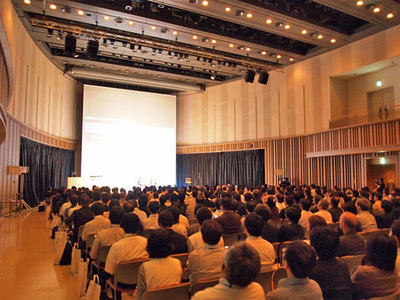 会場の模様。ほぼ満席の盛況 会場の模様。ほぼ満席の盛況